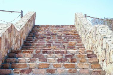 Deniz arka planına şık bir adım yolu