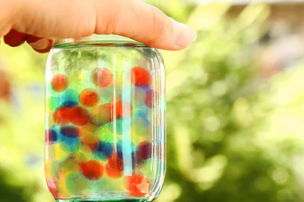 Mooie achtergrond van verschillende kleuren ballen in handen — Stockfoto