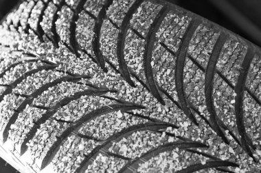 Kum denizinin arka planında güzel ayak izleri.