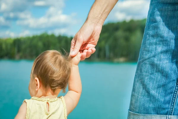 Ręce rodzica i dziecka w przyrodzie w parku nad morzem — Zdjęcie stockowe