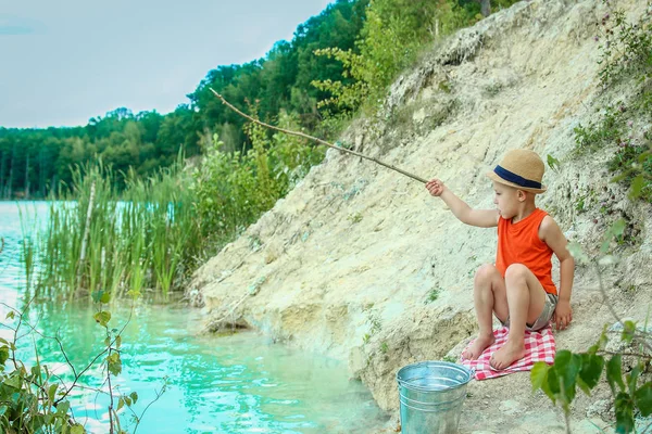 Szczęśliwe dziecko ryby od wybrzeża w przyrodzie — Zdjęcie stockowe