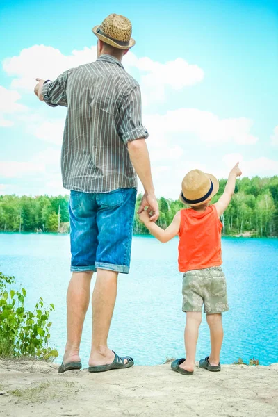 Vackra händer med ett barn och en förälder i en Park i naturen — Stockfoto