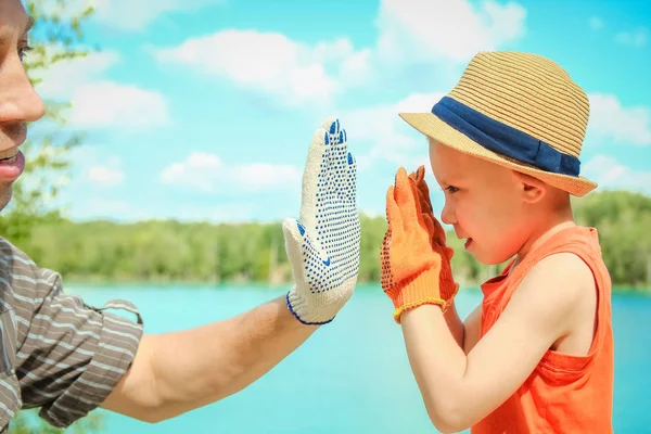 Mani di un genitore e di un bambino nella natura in un parco in riva al mare — Foto Stock