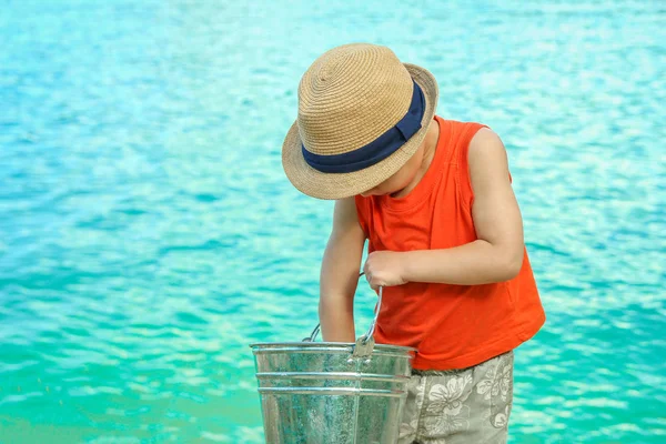 Bambino felice pesci al largo della costa in natura — Foto Stock