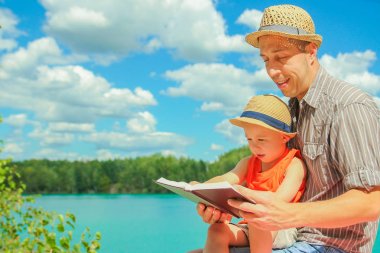 çocuklu mutlu baba İncil kitap okuyun