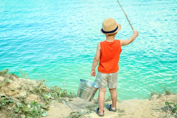 Bambino felice pesci al largo della costa in natura — Foto Stock