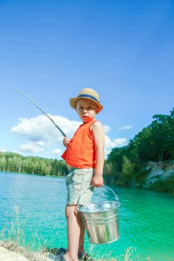 mutlu çocuk doğada kıyıdan balıklar