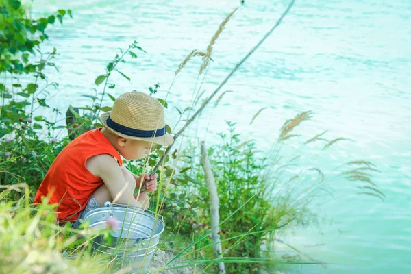 Glückliches Kind fischt vor der Küste in der Natur — Stockfoto