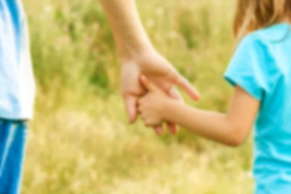 Händerna på förälder och barn i naturen — Stockfoto