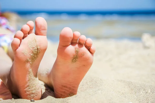 Mooie sporen met voeten op zee natuur achtergrond — Stockfoto