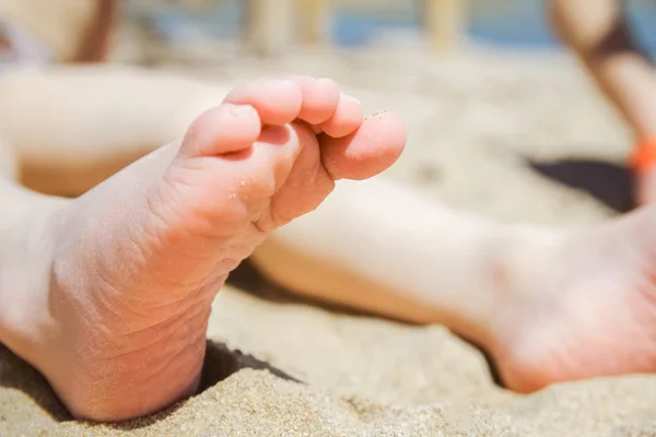 Belle tracce con i piedi sullo sfondo della natura marina — Foto Stock