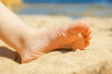 Deniz doğa arka plan üzerinde ayakları ile güzel izleri