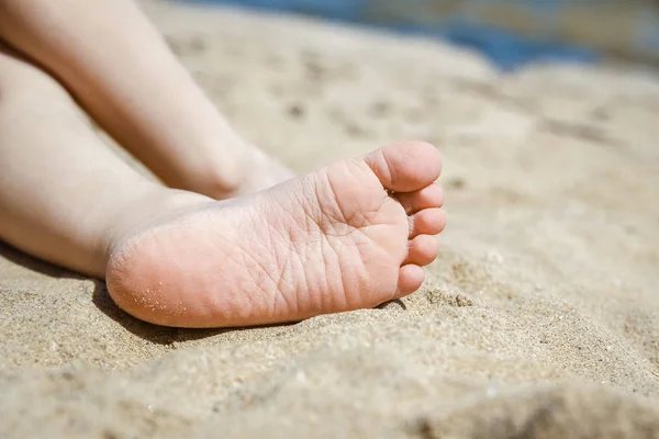 Belle tracce con i piedi sullo sfondo della natura marina — Foto Stock