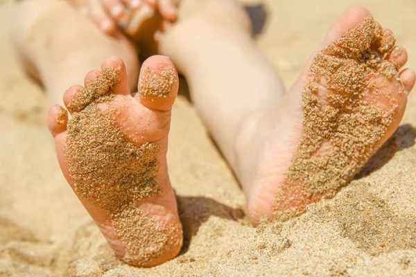 Mooie sporen met voeten op zee natuur achtergrond — Stockfoto