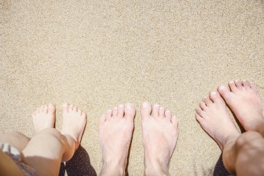 Deniz doğa arka plan üzerinde ayakları ile güzel izleri