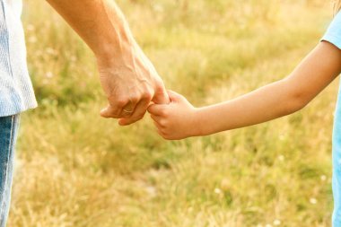 Doğadaki ebeveyn ve çocuğun elleri