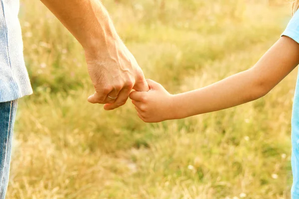 Händerna på förälder och barn i naturen — Stockfoto