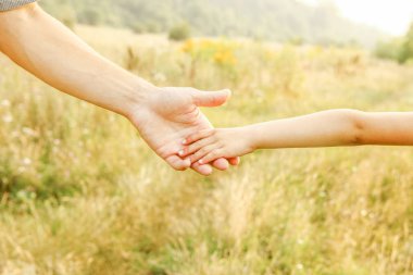 Doğadaki ebeveyn ve çocuğun elleri