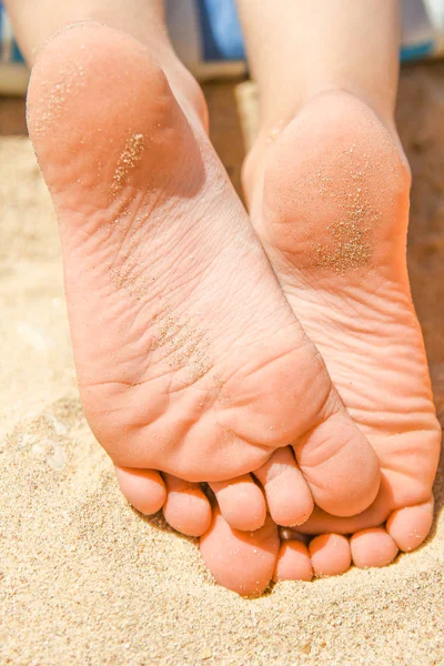 Hermosas huellas con los pies en el fondo de la naturaleza marina — Foto de Stock