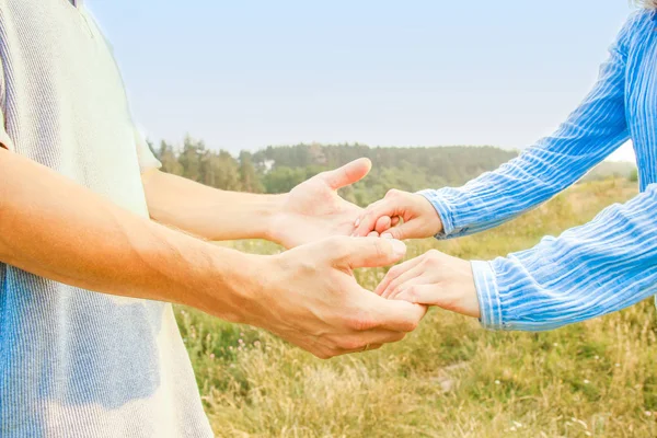 Manos de los padres y el niño en la naturaleza — Foto de Stock