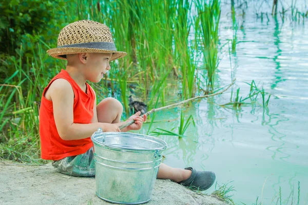 Happy child fishes off the coast in nature — Stock Photo, Image