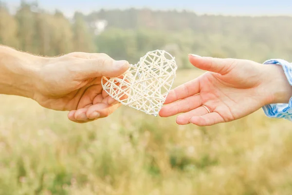 Vrouwelijke handen geven hart liefde vriendschap — Stockfoto