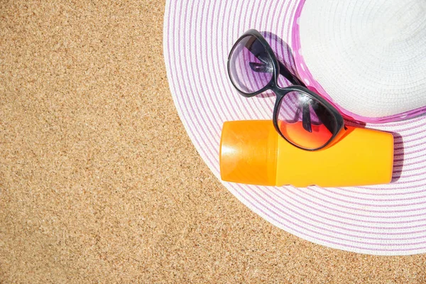 Elegante sombrero hermoso con crema en el fondo de la orilla del mar — Foto de Stock