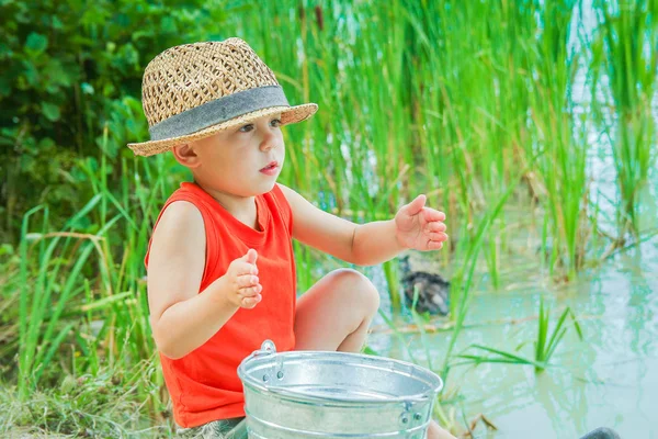 Heureux enfants poissons au large de la côte dans la nature — Photo