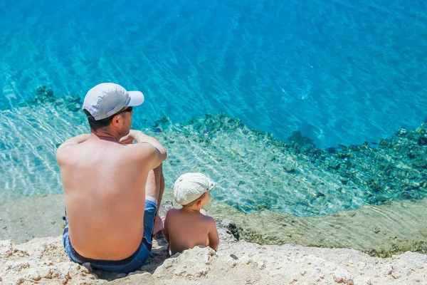 Счастливый родитель с ребенком на берегу моря фоне — стоковое фото