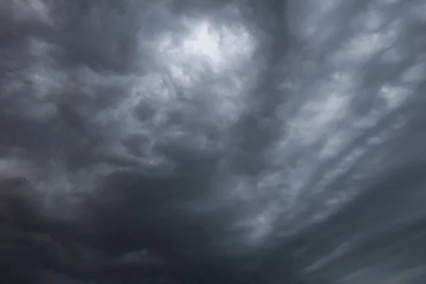 Fantastiche nuvole bianche morbide contro il cielo blu — Foto Stock