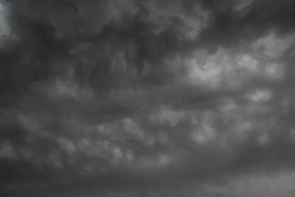 Fantásticas nubes blancas suaves contra el cielo azul —  Fotos de Stock