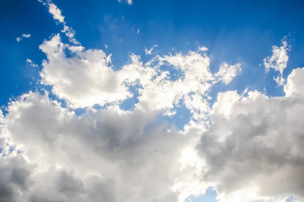 Fantastiche nuvole bianche morbide contro il cielo blu — Foto Stock