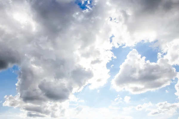 Mavi gökyüzüne karşı fantastik yumuşak beyaz bulutlar — Stok fotoğraf