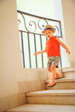 Mutlu çocuk doğa arka planda merdivenlerde yürüyüş