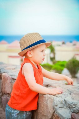 Mutlu çocuk deniz arka plan üzerinde oynarken