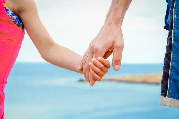 Hermosas manos de padres e hijos en el fondo del mar — Foto de Stock