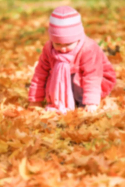 自然の上で秋に遊ぶ美しい小さな女の子 — ストック写真