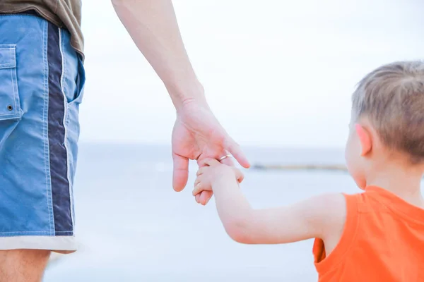 Belle mani di genitore e figlio su sfondo mare — Foto Stock