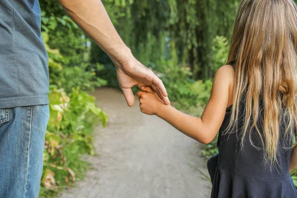 The parent holding the child's hand with a happy background — Stock Photo, Image