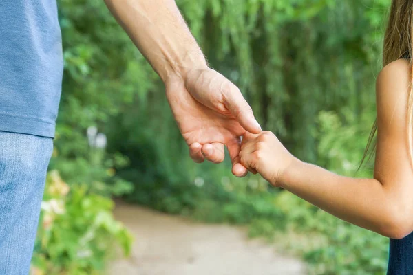 Rodzic trzymający dziecko za rękę ze szczęśliwym tłem — Zdjęcie stockowe