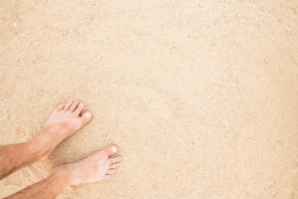 Mooie sporen met voeten op zee natuur achtergrond — Stockfoto