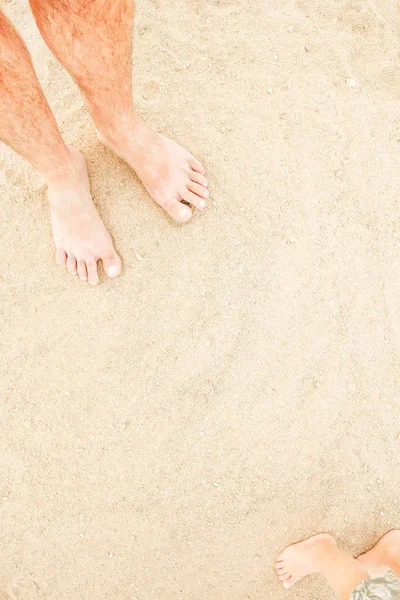 Belle tracce con i piedi sullo sfondo della natura marina — Foto Stock