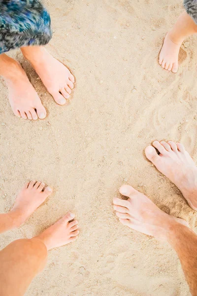 Mooie sporen met voeten op zee natuur achtergrond — Stockfoto