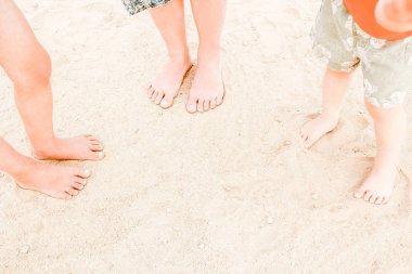 Deniz doğa arka plan üzerinde ayakları ile güzel izleri