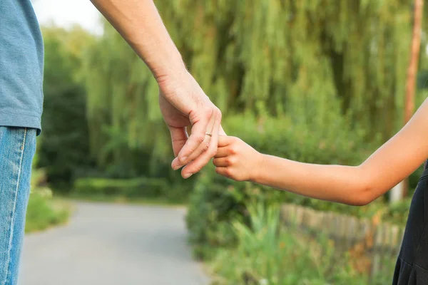 Le parent tenant la main de l'enfant avec un fond heureux — Photo