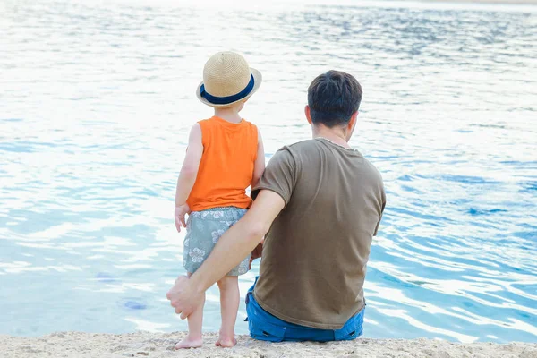 Glückliche Eltern mit Kind am Meeresufer — Stockfoto