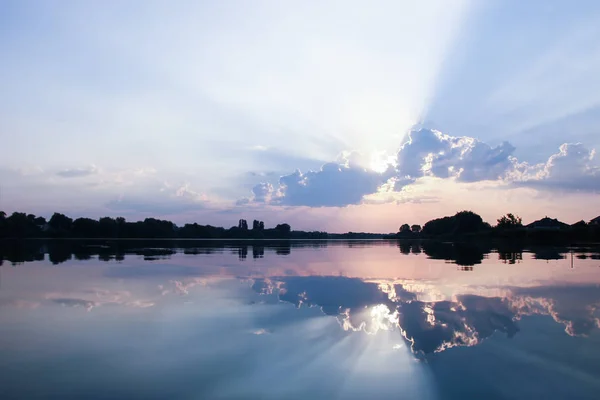 青い夕焼け空の反射背景 — ストック写真