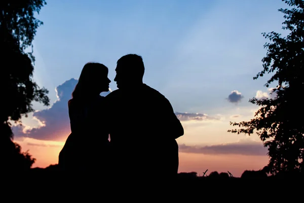 Gelukkige paar samen op zonsondergang silhouet van aard — Stockfoto