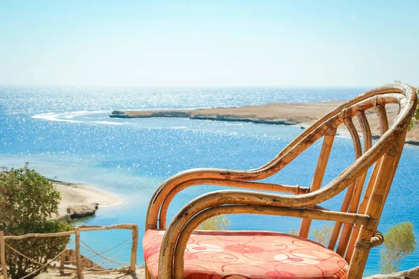 Stylowe krzesło na tle brzegu morza — Zdjęcie stockowe