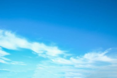 Mavi gökyüzüne karşı fantastik yumuşak beyaz bulutlar